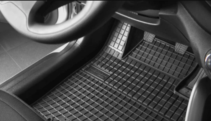 Alfombrilla negra protectora de piso de auto